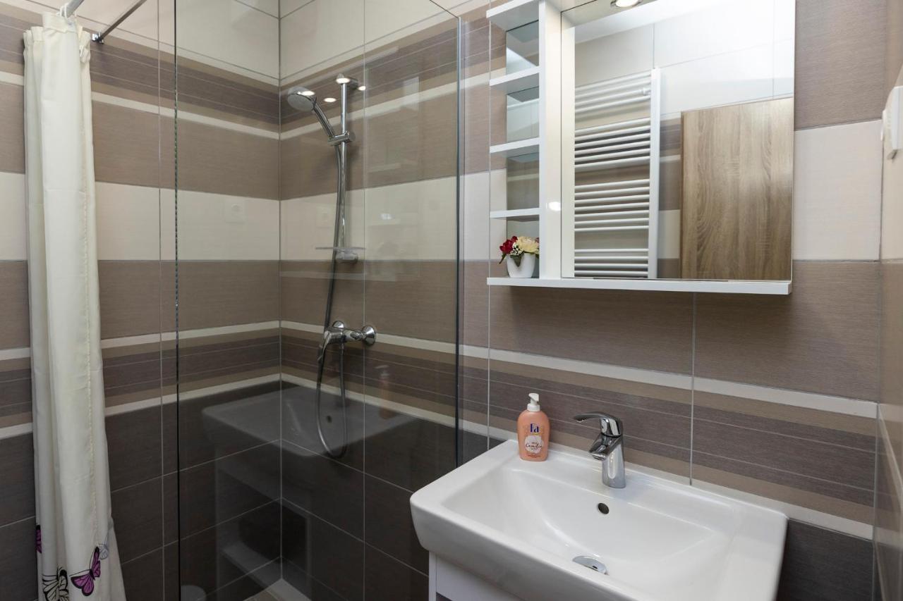 Star Apartman Eger Buitenkant foto