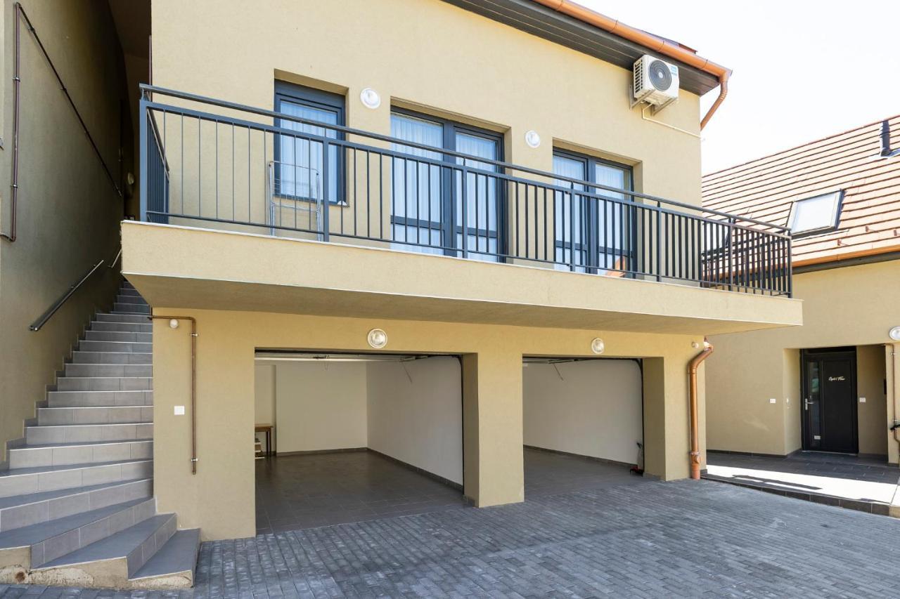 Star Apartman Eger Buitenkant foto