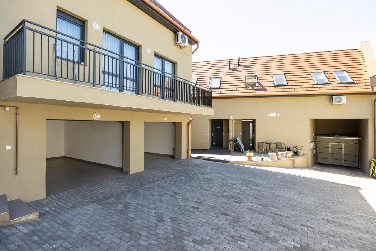 Star Apartman Eger Buitenkant foto